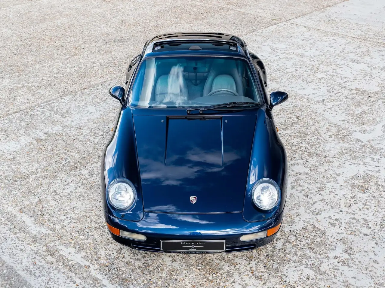 Porsche 993 Carrera 2 | Beautiful combination of Midnight Blue Pearl L39C with a full leather Classic Grey interior, foto 8