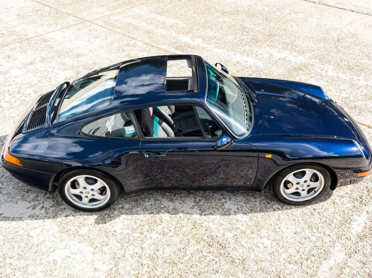 Porsche 993 Carrera 2 | Beautiful combination of Midnight Blue Pearl L39C with a full leather Classic Grey interior, foto 6