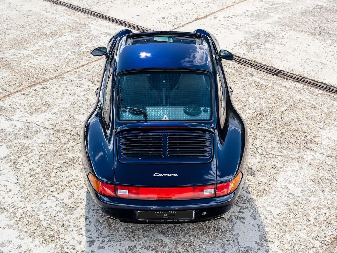 Porsche 993 Carrera 2 | Beautiful combination of Midnight Blue Pearl L39C with a full leather Classic Grey interior, foto 5