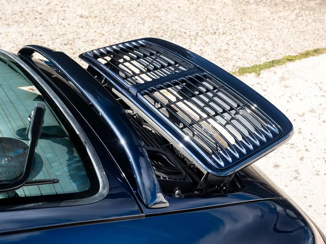 Porsche 993 Carrera 2 | Beautiful combination of Midnight Blue Pearl L39C with a full leather Classic Grey interior, foto 4