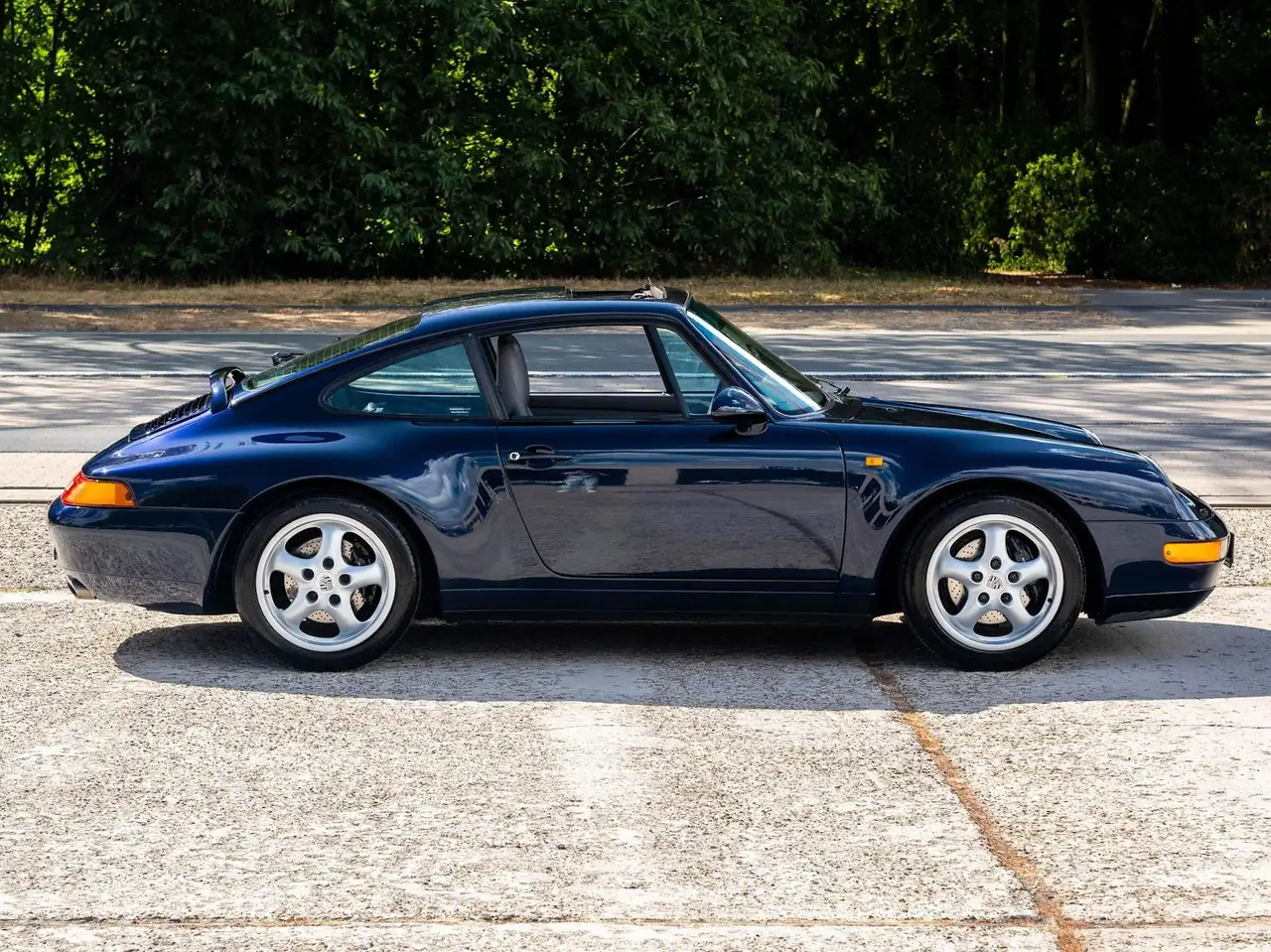 Porsche 993 Carrera 2 | Beautiful combination of Midnight Blue Pearl L39C with a full leather Classic Grey interior, foto 9