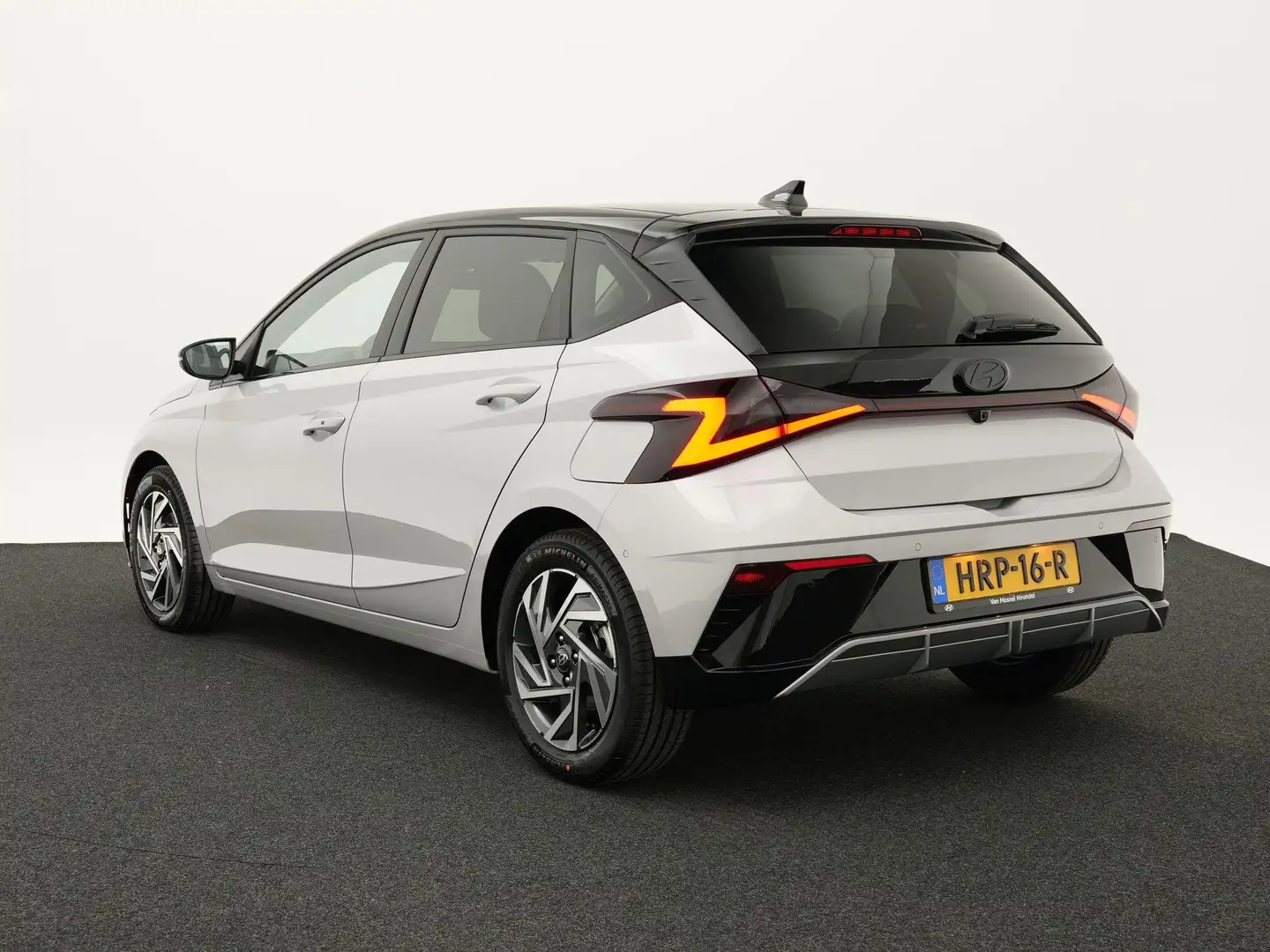 Hyundai i20 1.0 T-GDI Premium Sky | Beschikbaar per 10-2025 | Grijs - 2