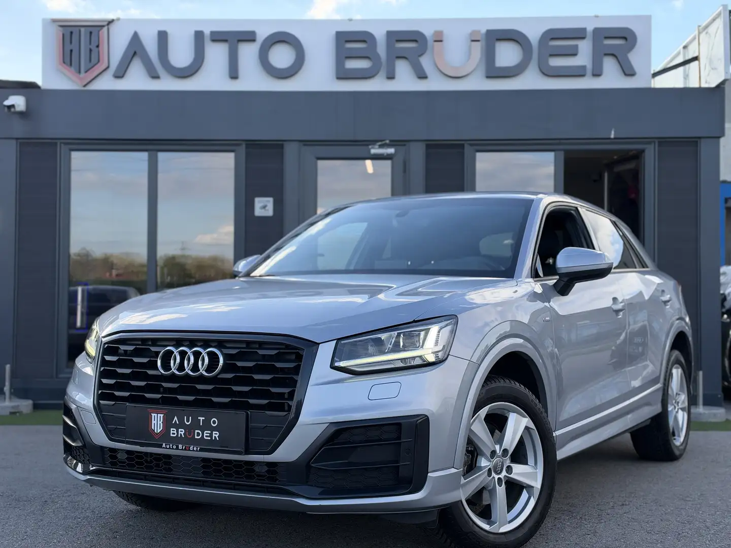 Audi Q2 30 TFSI sport Grau - 2