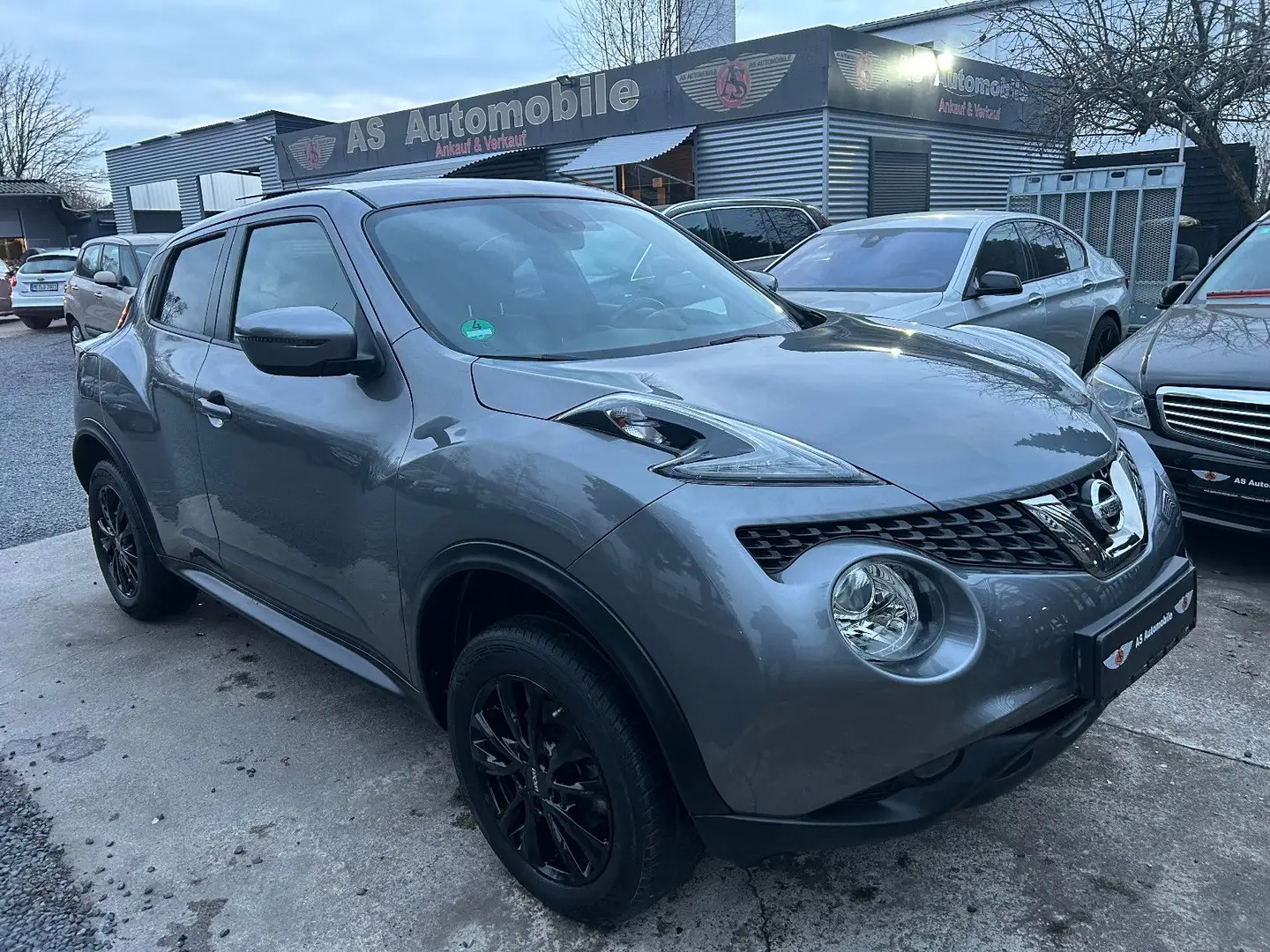 Nissan Juke Visia 1.6 Sport,Leder,Navi,Glasshiebedach Grau - 2