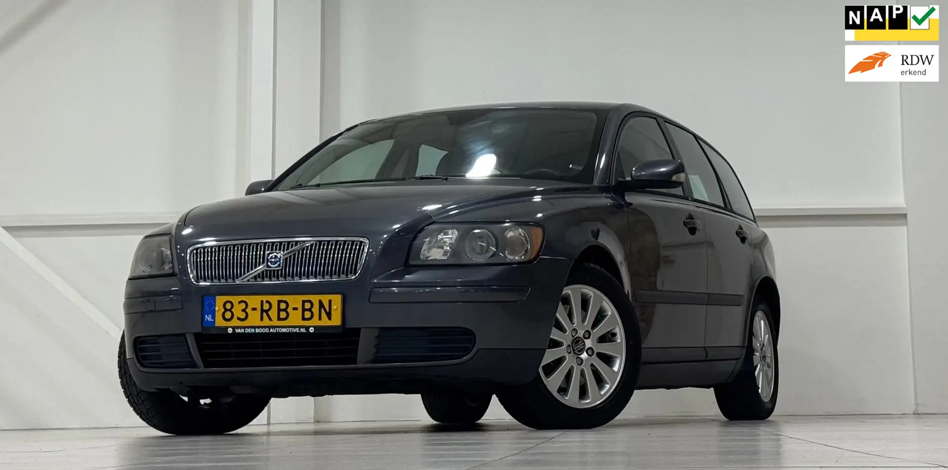 Volvo V50 2.4 Momentum Trekhaak Mooi! Garantie APK 30-08-202 Grijs - 1