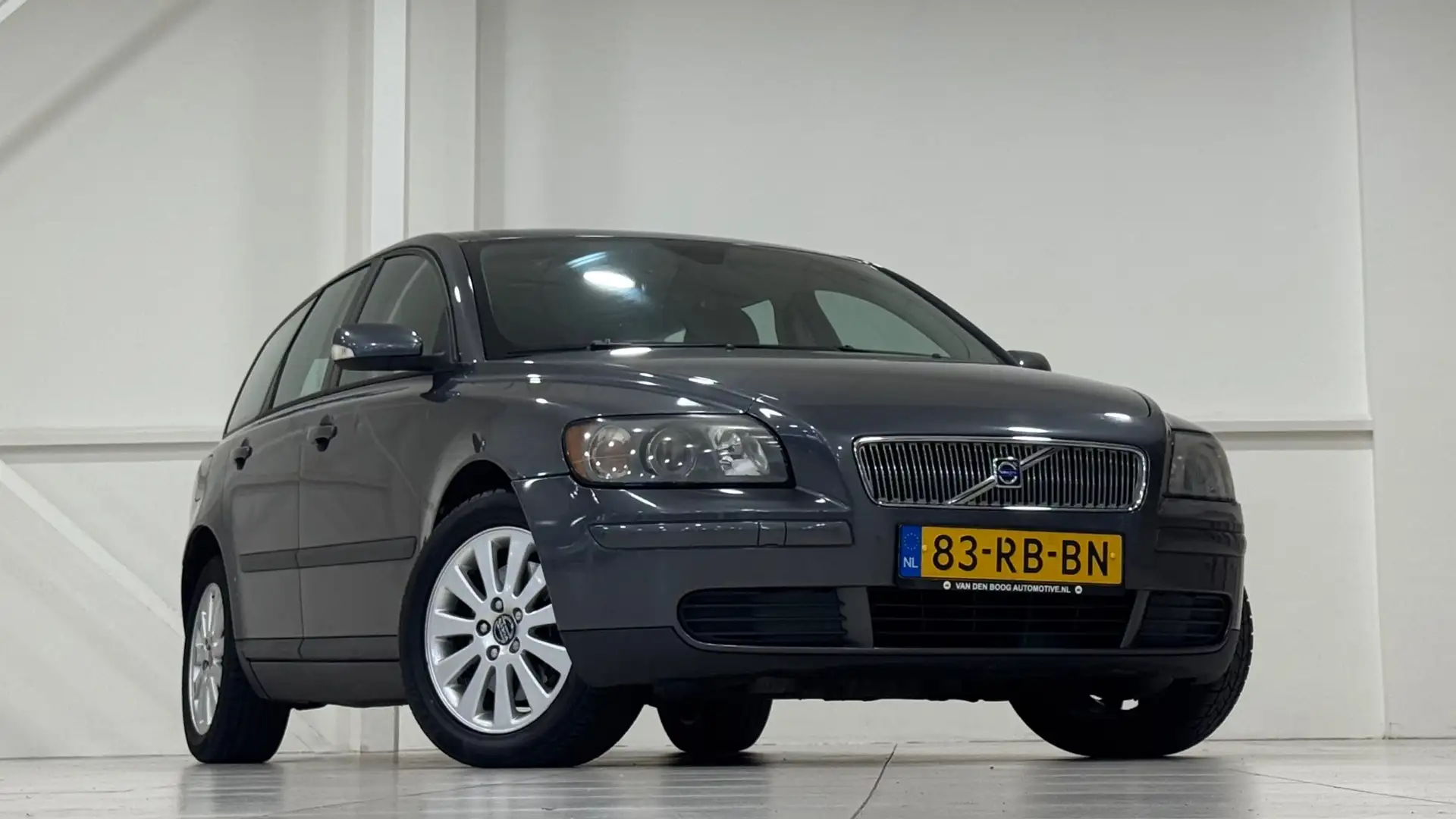 Volvo V50 2.4 Momentum Trekhaak Mooi! Garantie APK 30-08-202 Grijs - 2