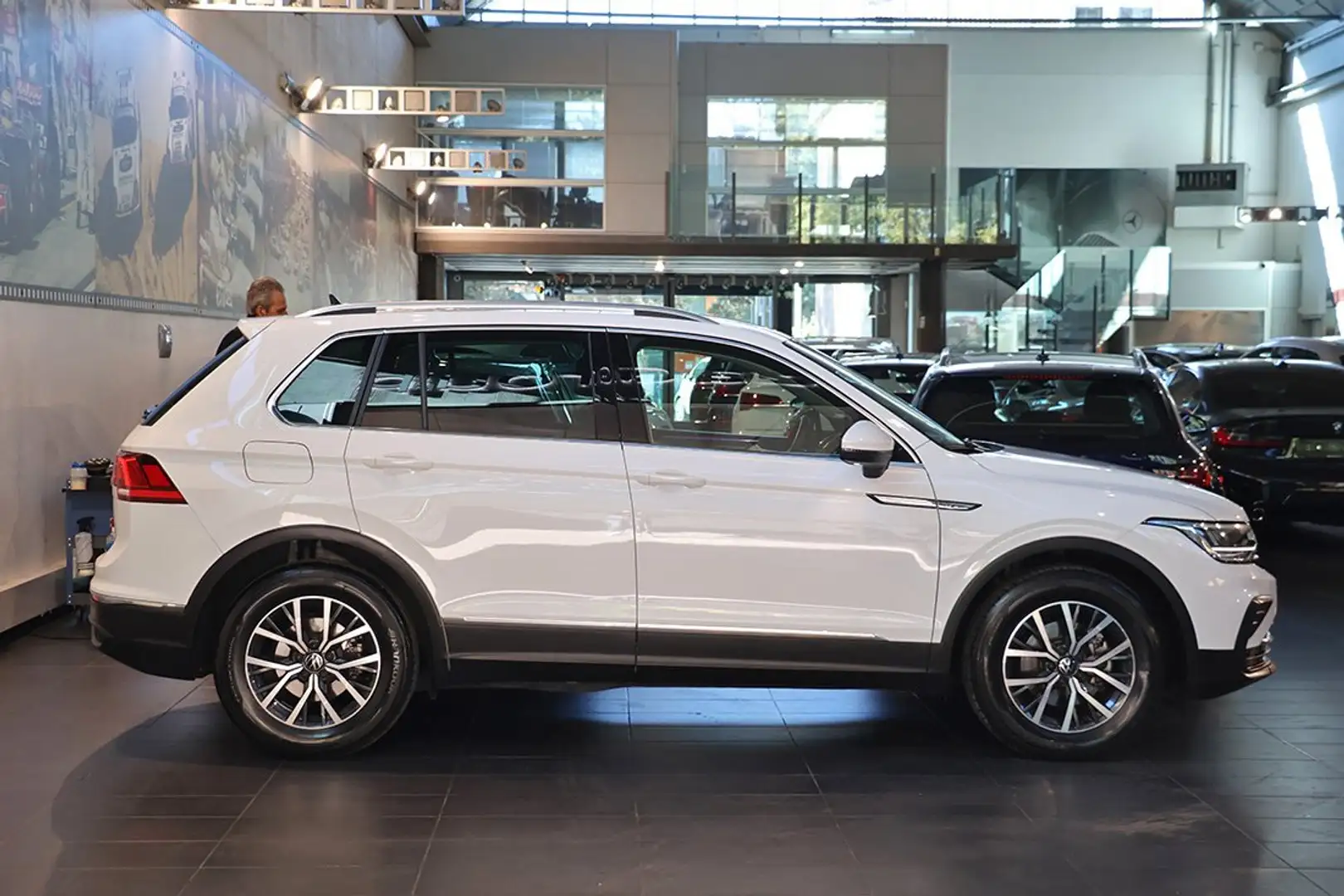 Volkswagen Tiguan 1.5 TSI 150cv ACT Life - VIRTUAL/ADAS/APP/AMBIENT Weiß - 2