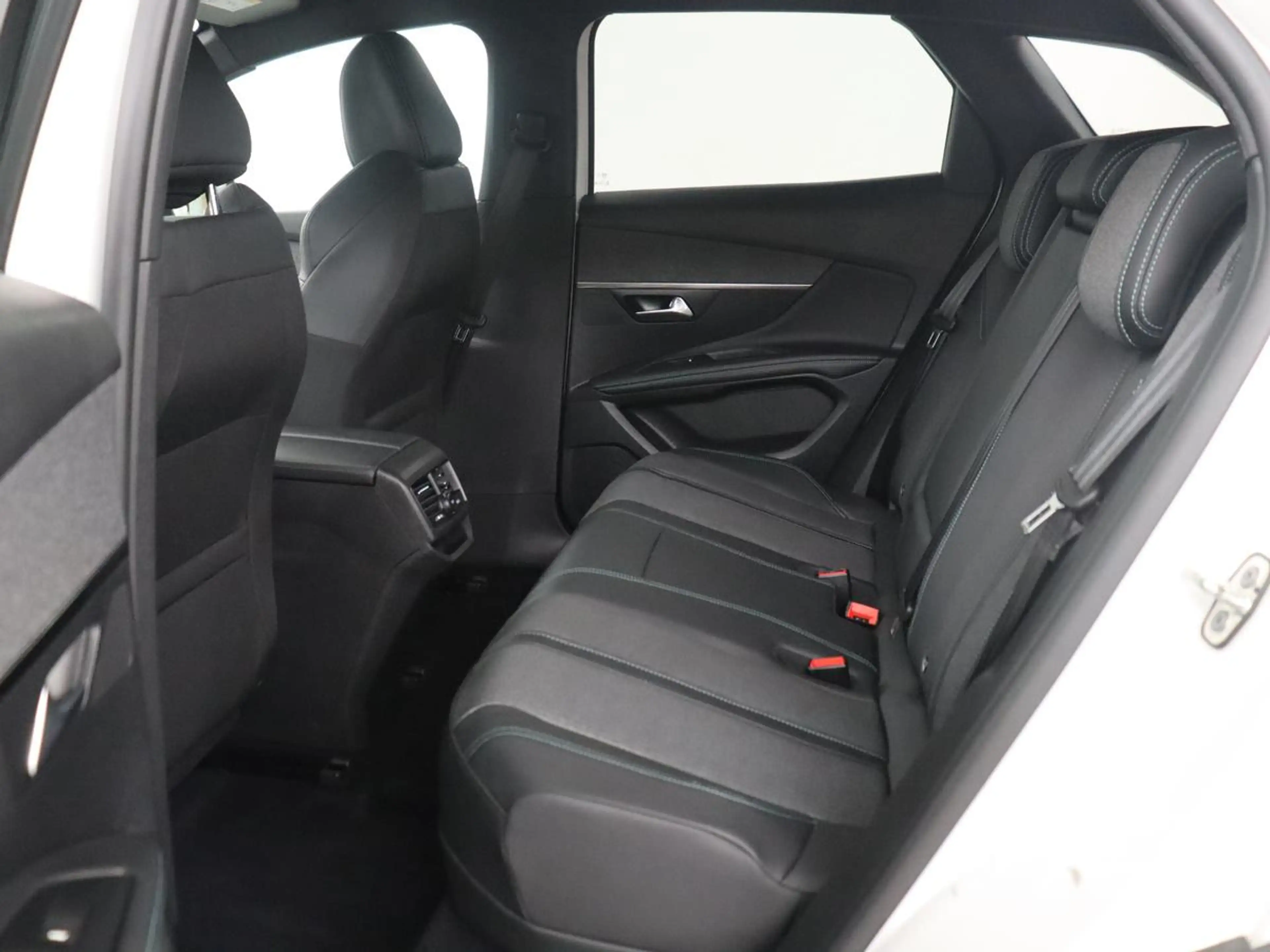 Peugeot 3008 1.6 HYbrid 225 Allure Pack Business | SOH 98.4% | — photo 5
