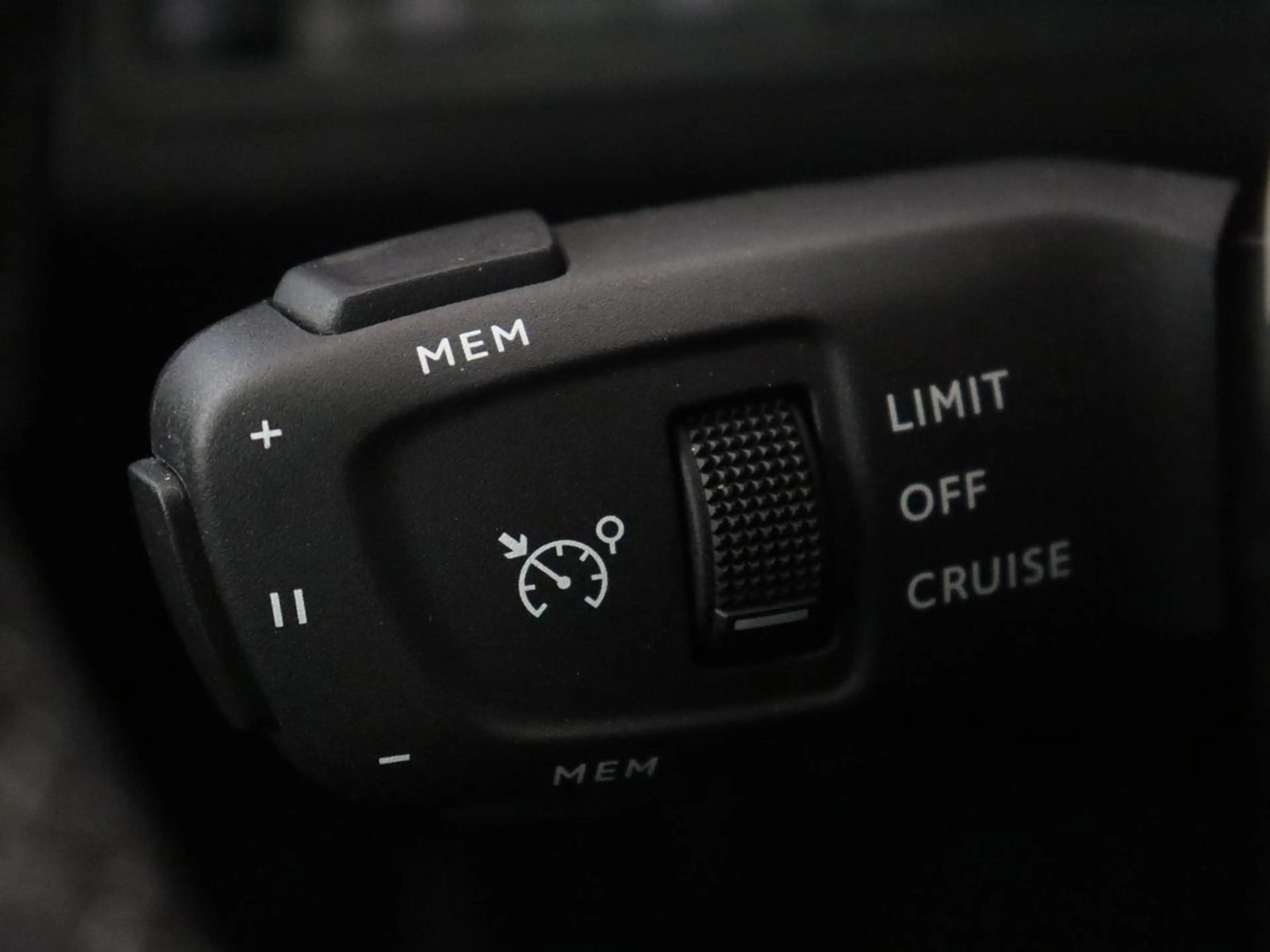 Peugeot 3008 1.6 HYbrid 225 Allure Pack Business | SOH 98.4% | — photo 14