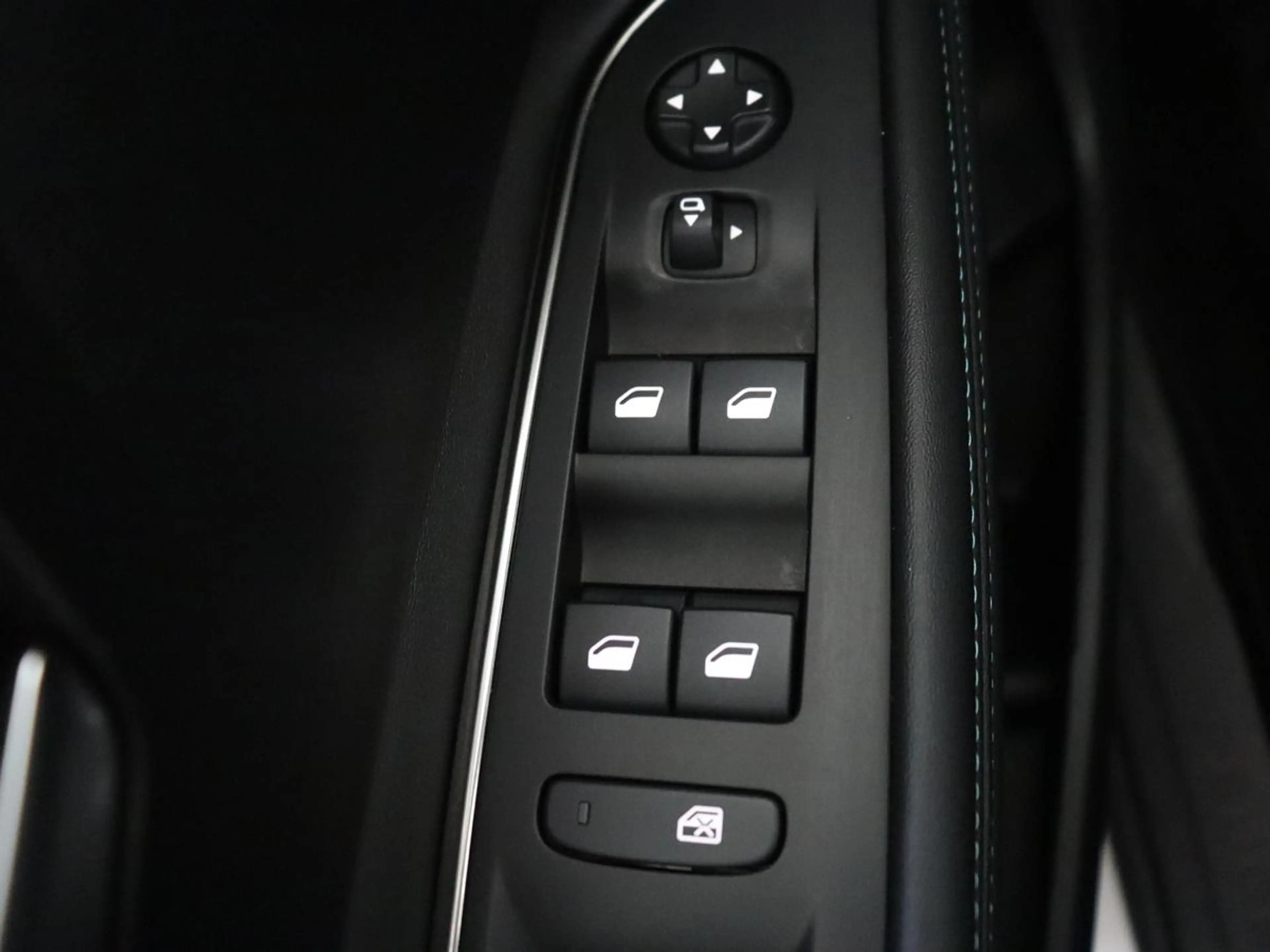 Peugeot 3008 1.6 HYbrid 225 Allure Pack Business | SOH 98.4% | — photo 32