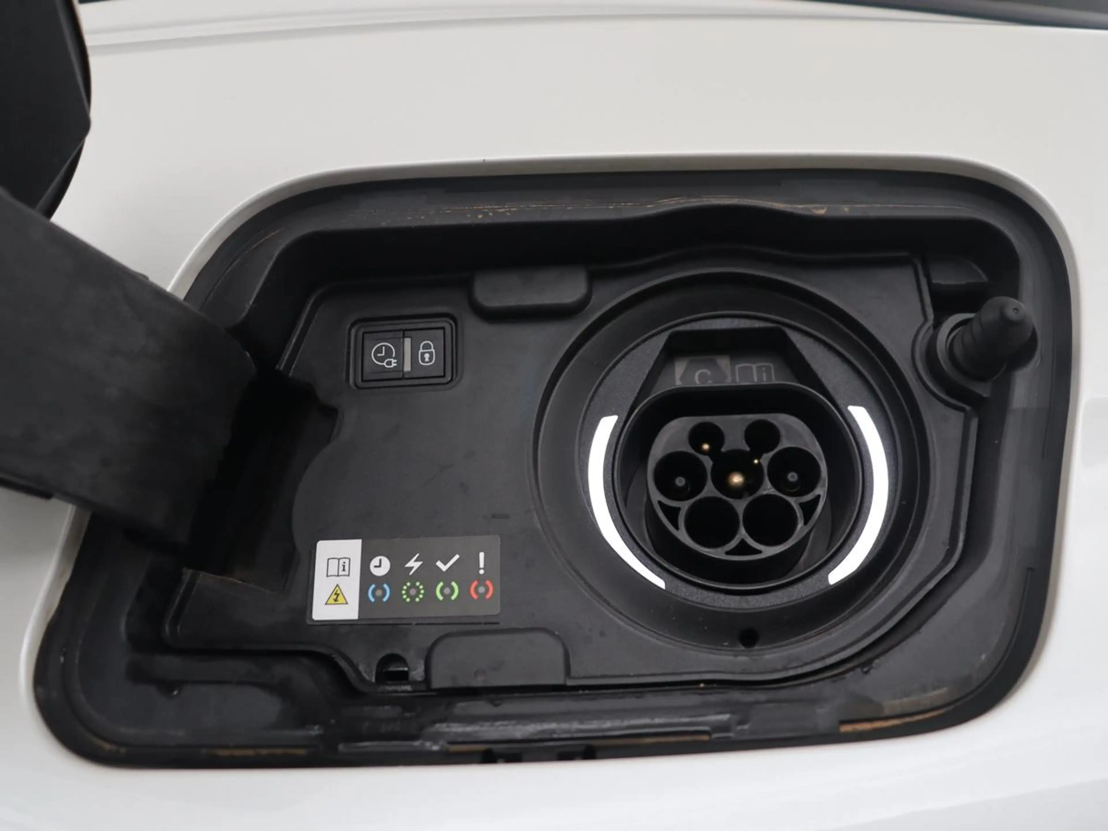 Peugeot 3008 1.6 HYbrid 225 Allure Pack Business | SOH 98.4% | — photo 11