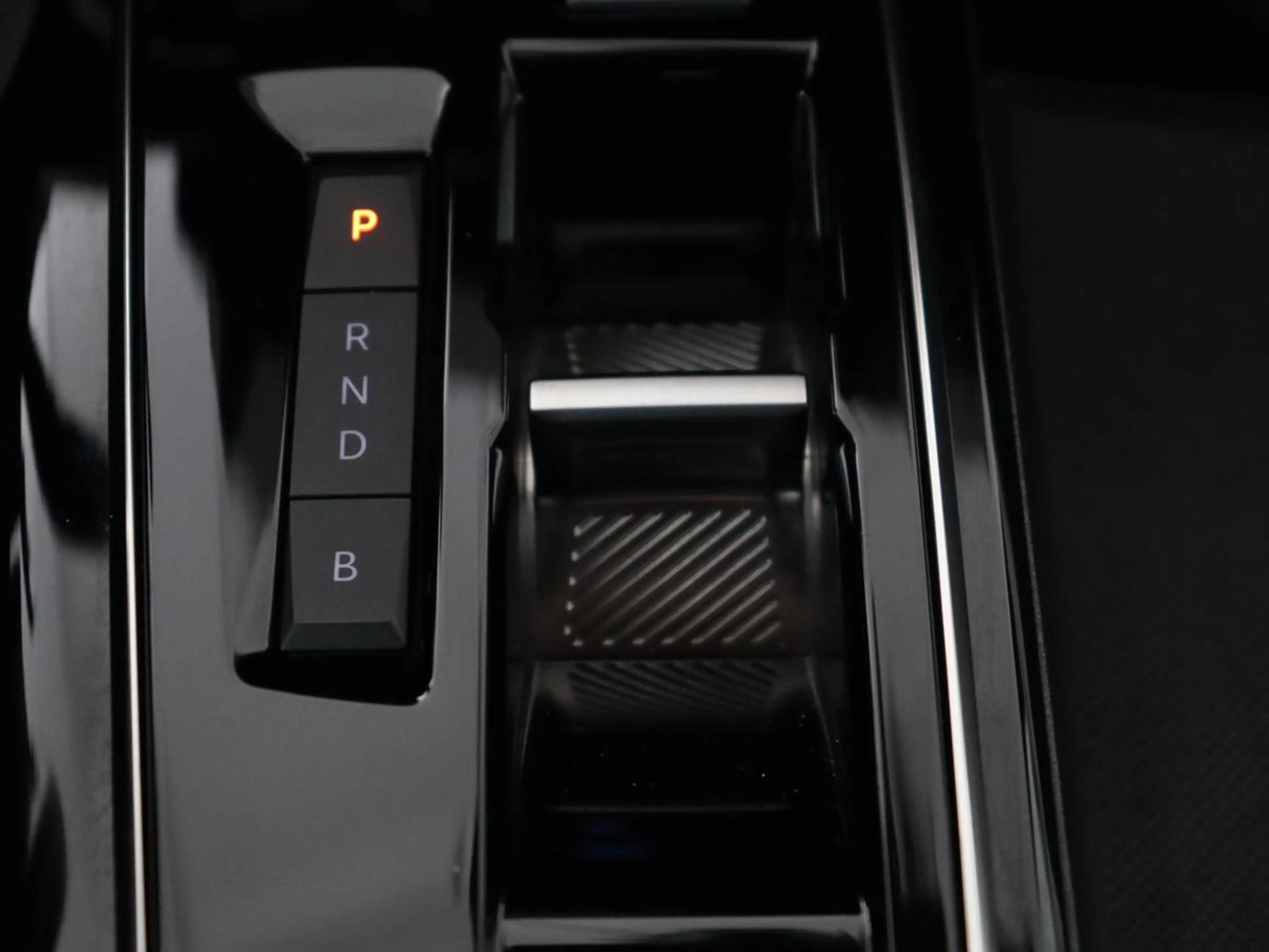 Peugeot 3008 1.6 HYbrid 225 Allure Pack Business | SOH 98.4% | — photo 18