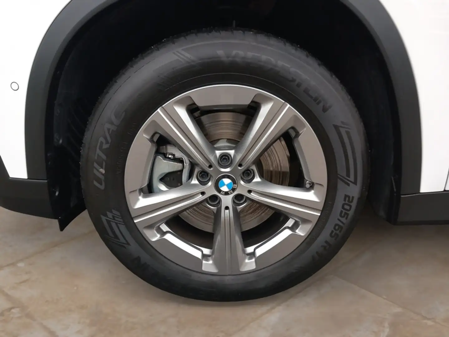 BMW X1 sDrive20i / NP= 49.130,- / AHK / Premium / Blanc - 2