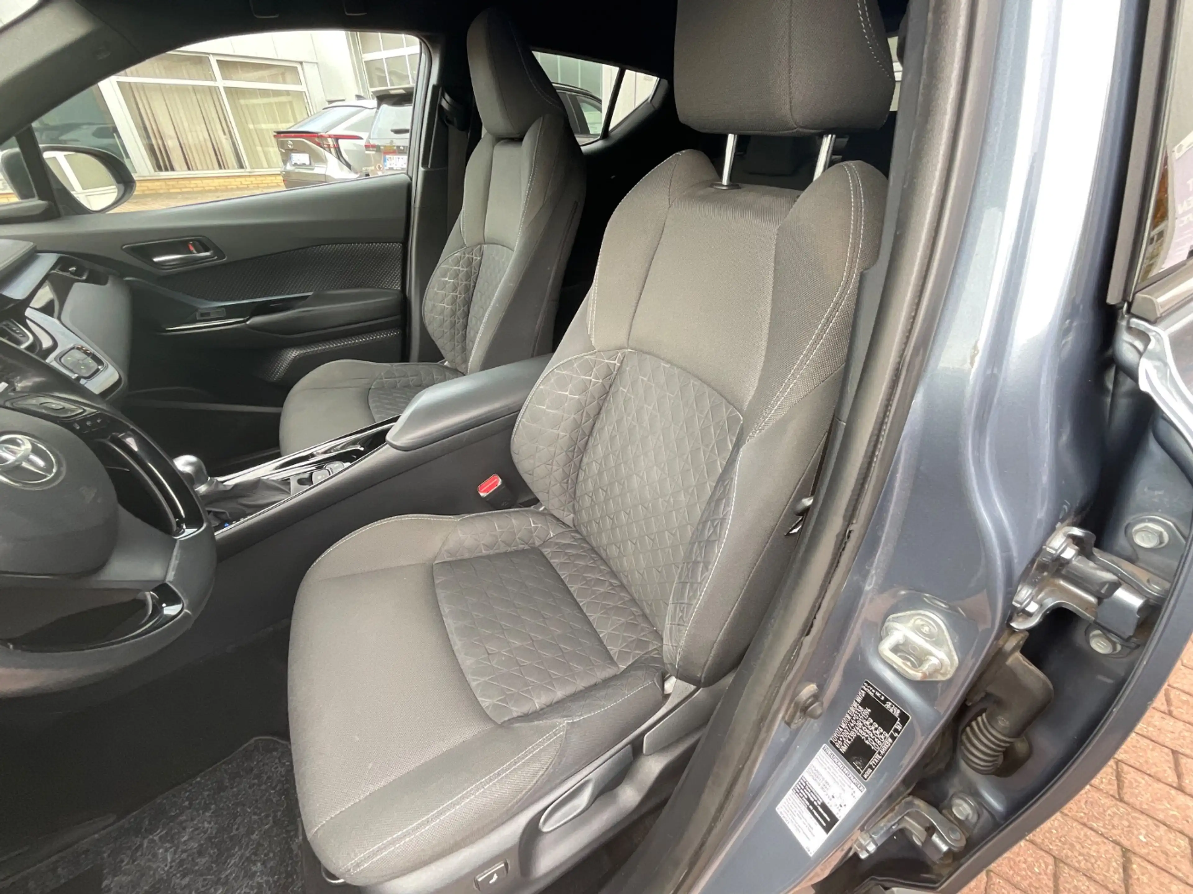 Toyota C-HR 1.8 Team D ACC+LED+SHZ+2xKlima+Kam.+KeyLess — photo 9