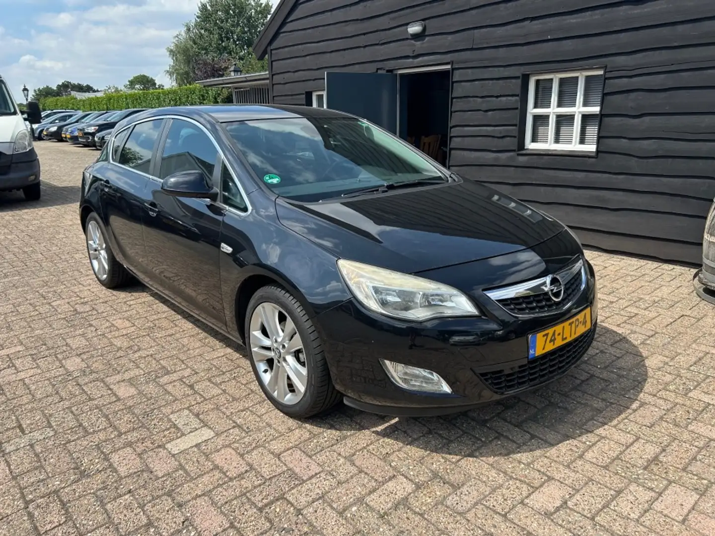 Opel Astra 1.4 Turbo Cosmo Zwart - 1