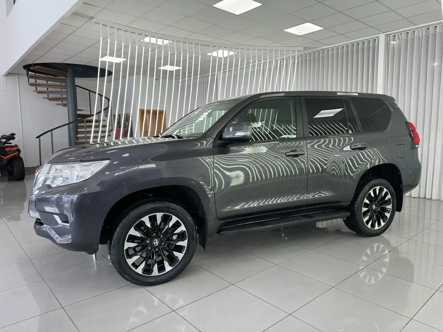 Toyota Land Cruiser D-4D VX Aut. Gris - 2