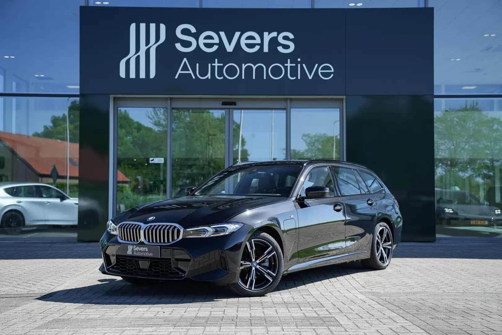 BMW 330 3 Serie Touring 330e M Sportpakket Trekhaak | Acti Zwart - 1