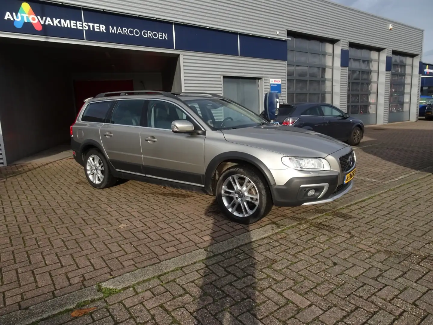Volvo XC70 2.0 T5 FWD Nordic+ Grijs - 2