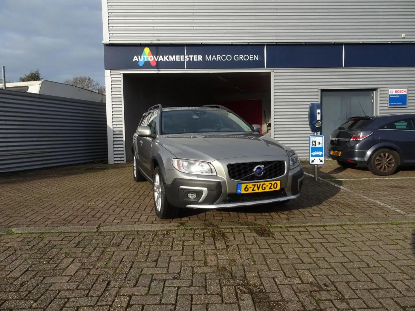 Volvo XC70 2.0 T5 FWD Nordic+ Grijs - 1