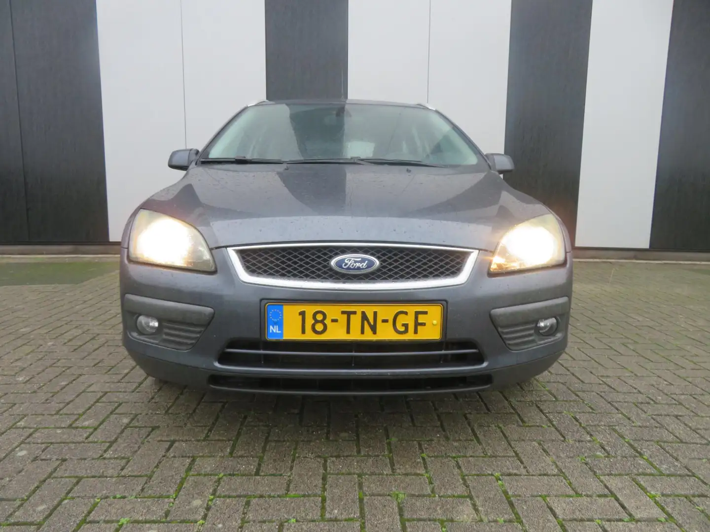 Ford Focus Wagon 2.0-16V Rally Edition Grijs - 2