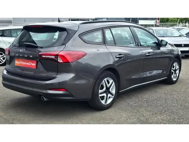 Ford Focus view 3