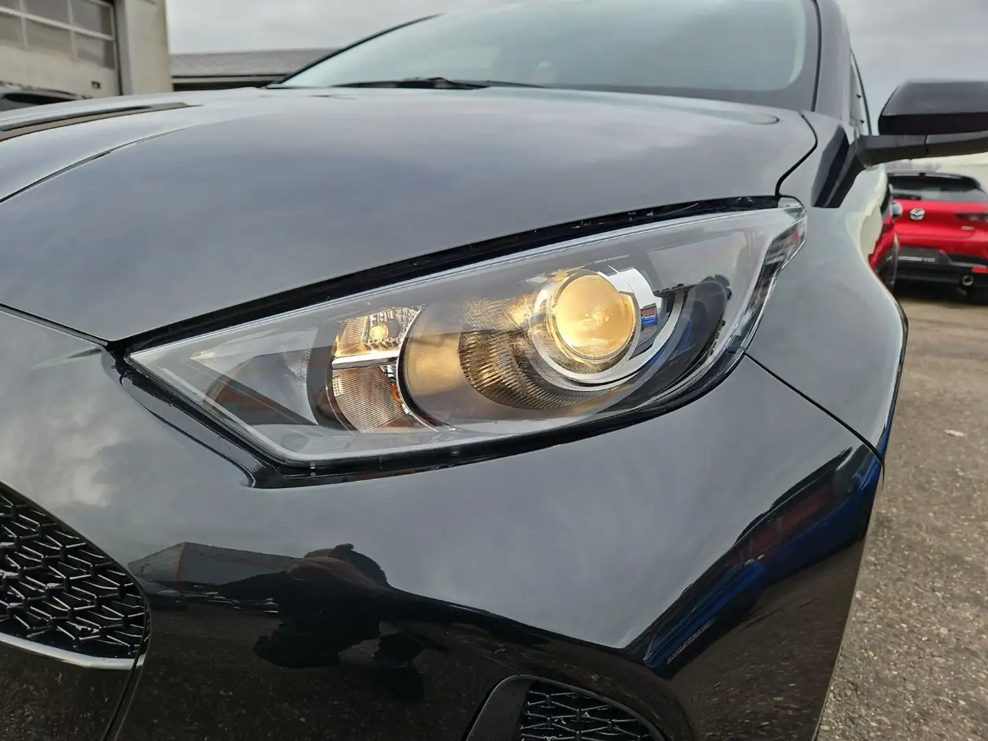Mazda 2 Hybrid 1.5L VVT-i 116 PS e-CVT FWD CENTRE-LINE Zwart - 2