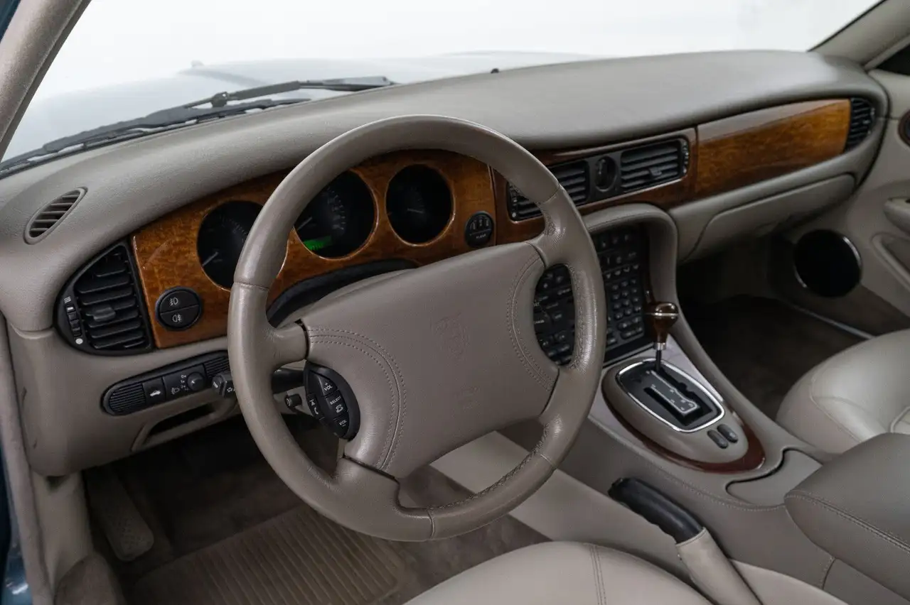 Jaguar XJ8 3.2, foto 10