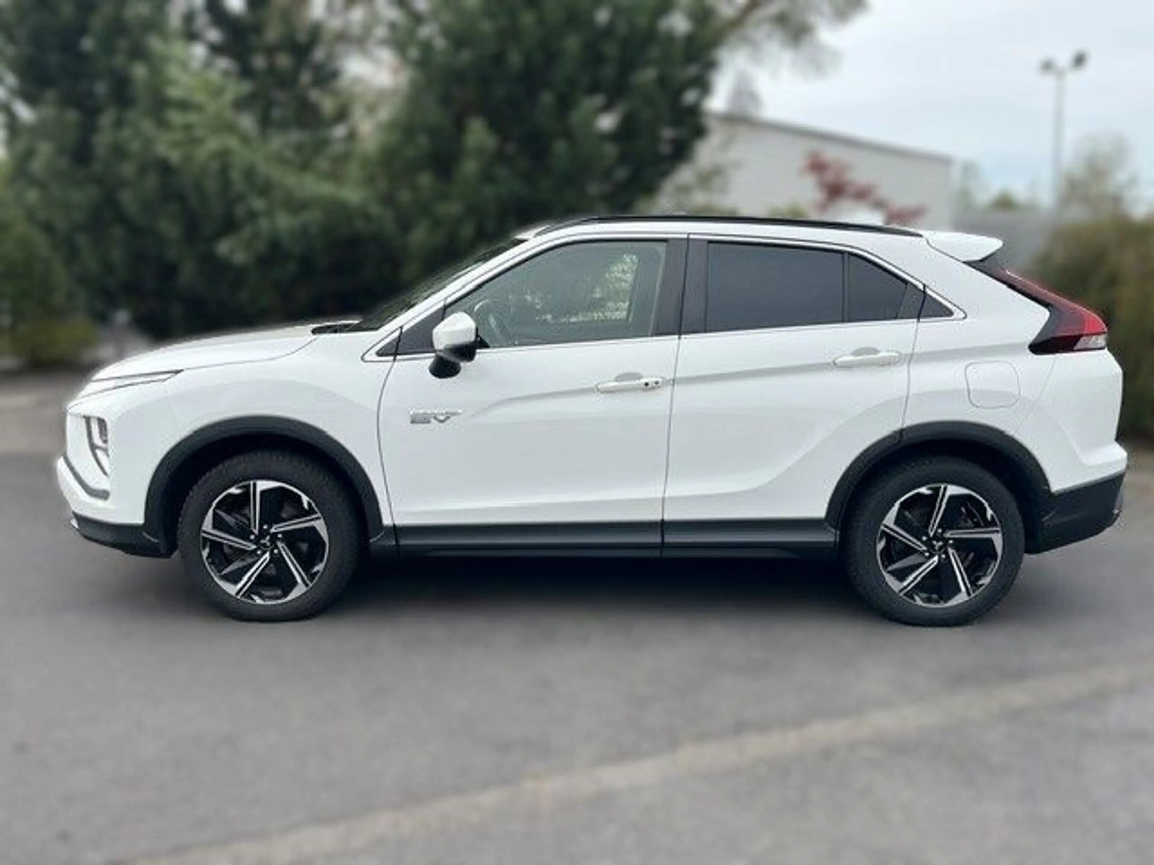 Mitsubishi Eclipse Cross Basis Hybrid 4WD — photo 2