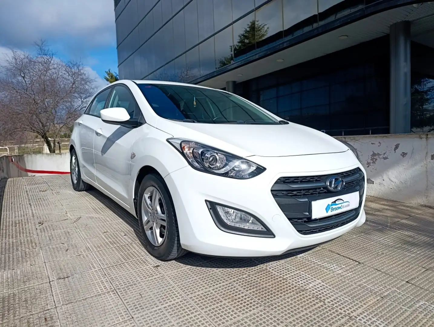Hyundai i30 1.4 MPI BD Essence 100 Weiß - 2