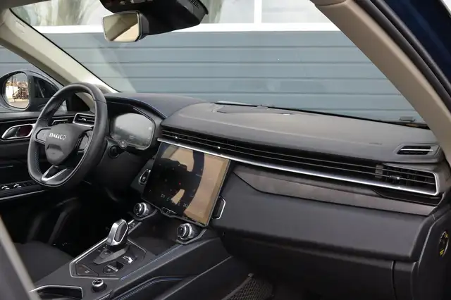 Lynk & Co 01 view 11