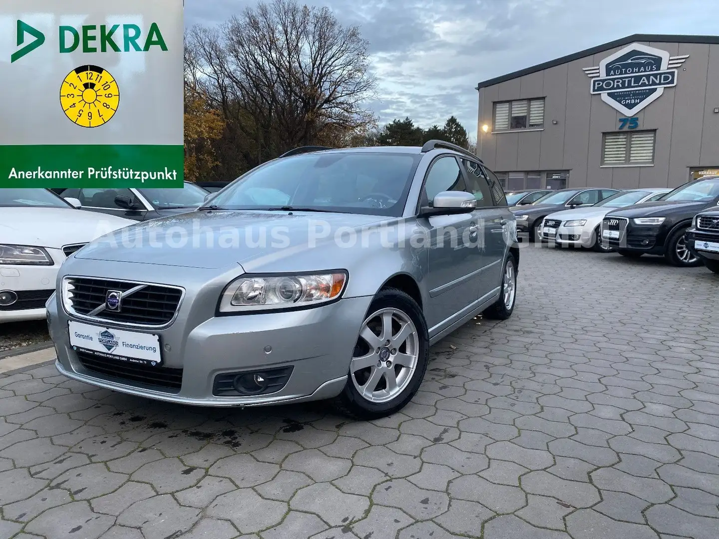 Volvo V50 2.0 D Momentum/S-Heft/Leder/Tempo/Multi Silber - 1