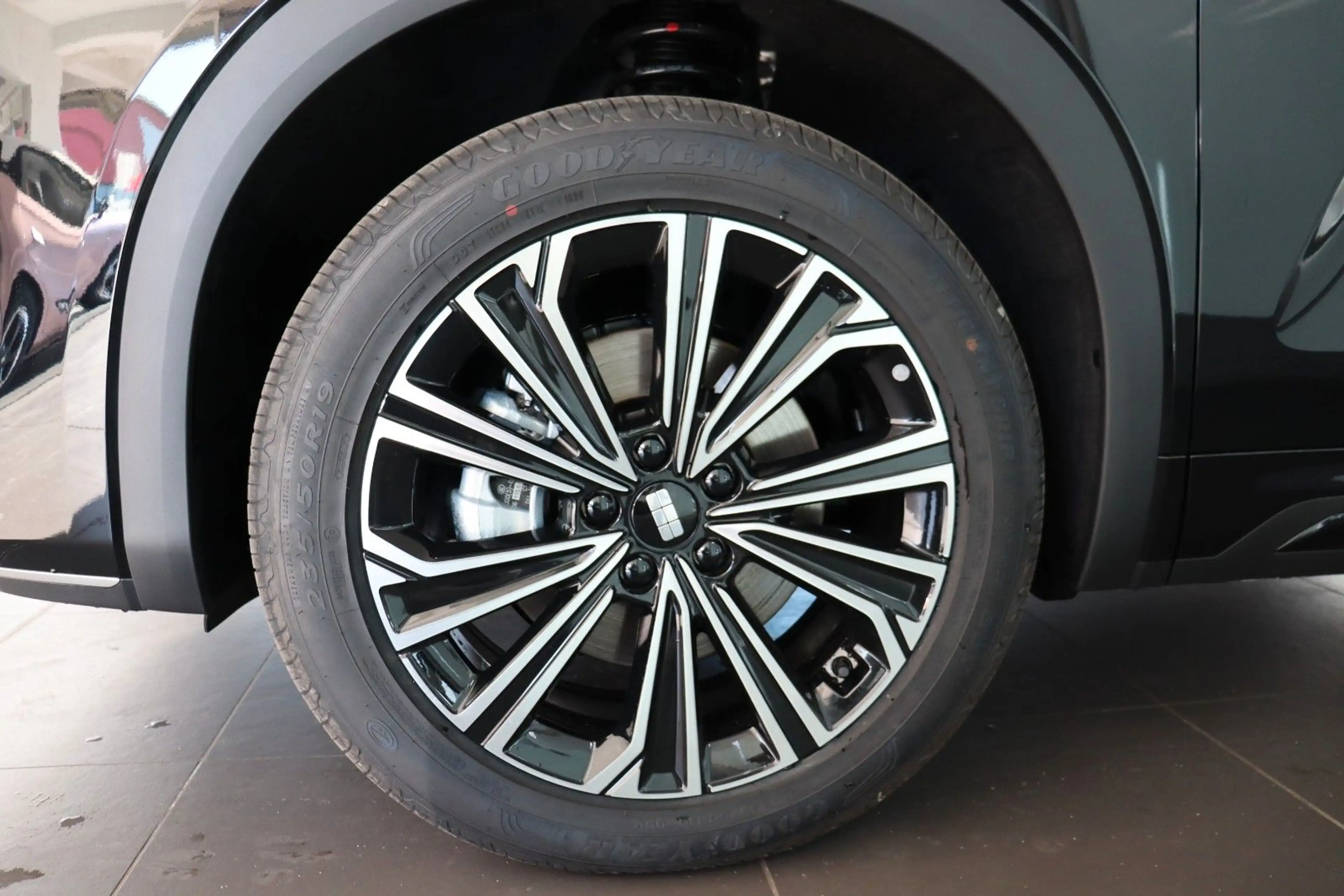 Geely Starray EM-i MAX+ PHEV E.Heck Pano HUD PDC V+h — photo 17