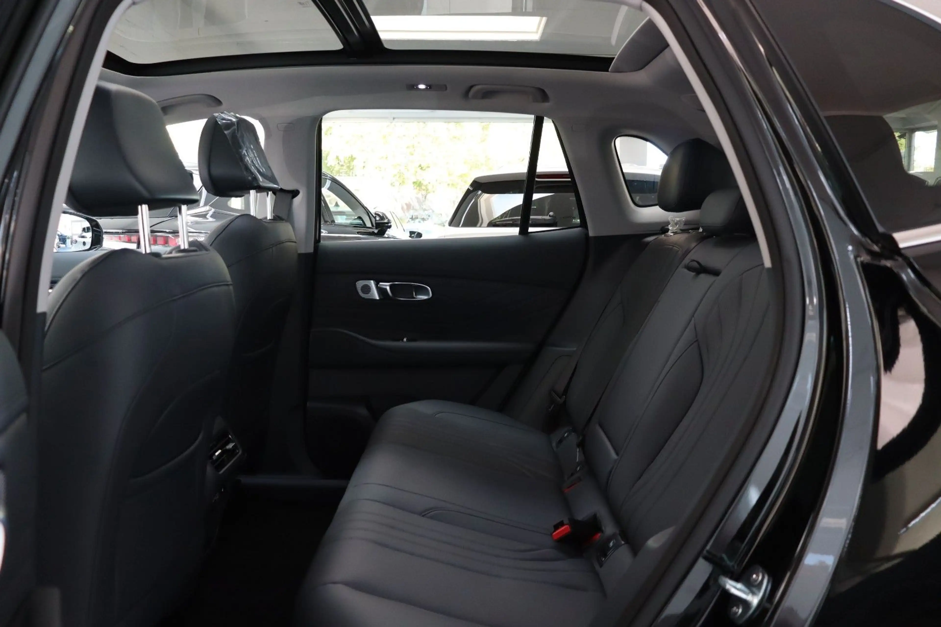 Geely Starray EM-i MAX+ PHEV E.Heck Pano HUD PDC V+h — photo 14