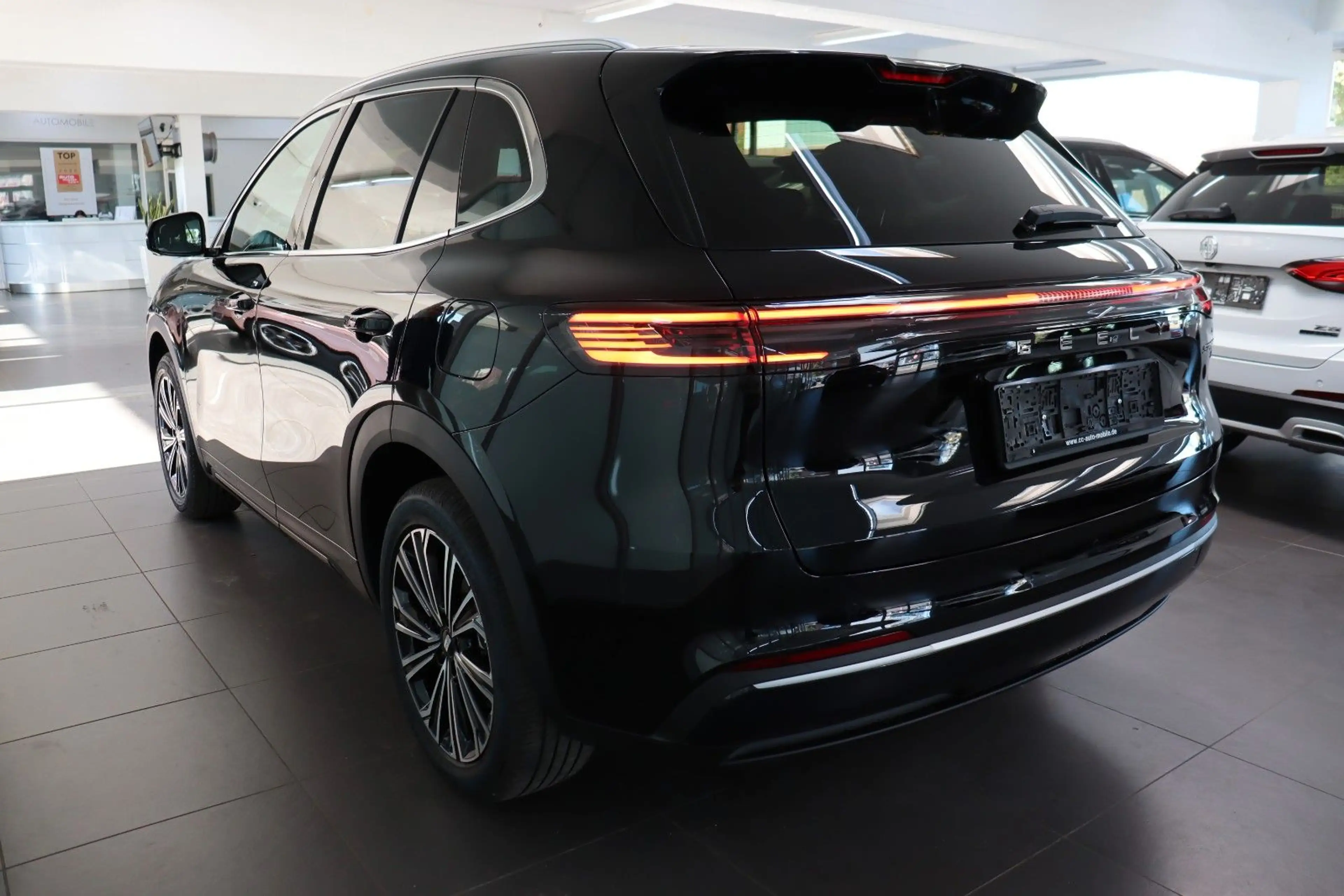 Geely Starray EM-i MAX+ PHEV E.Heck Pano HUD PDC V+h — photo 6