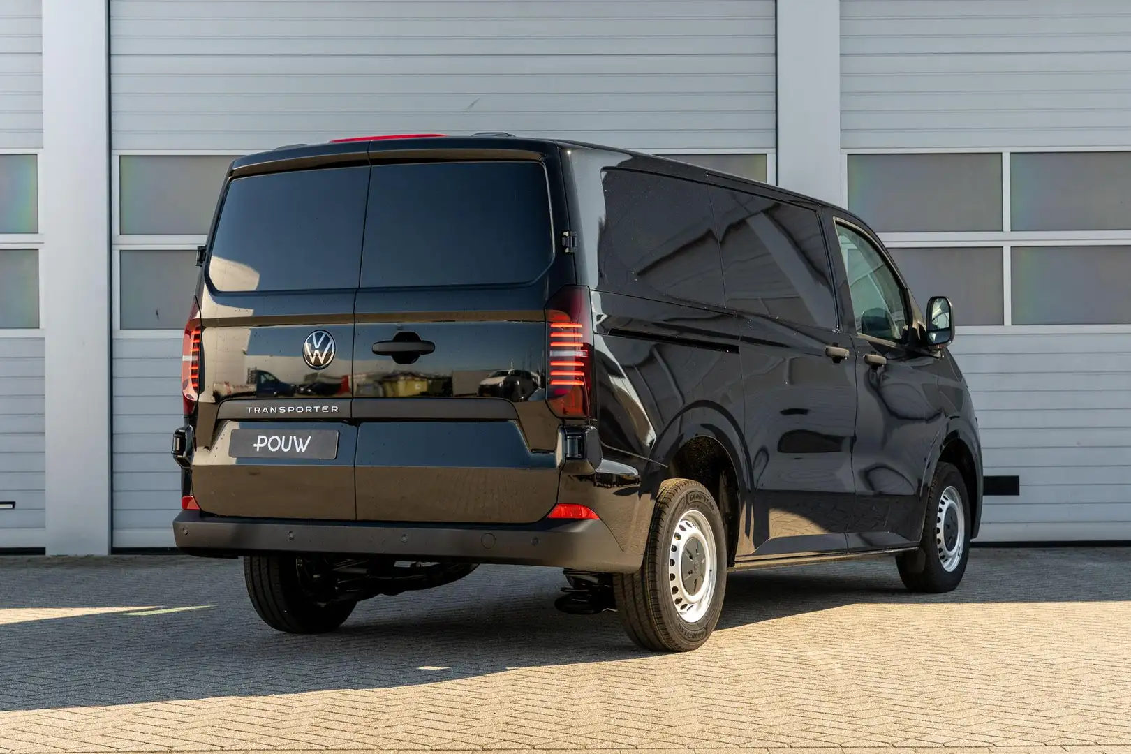 Volkswagen Transporter 2.0 TDI 110pk L1H1 30 Life Noir - 2