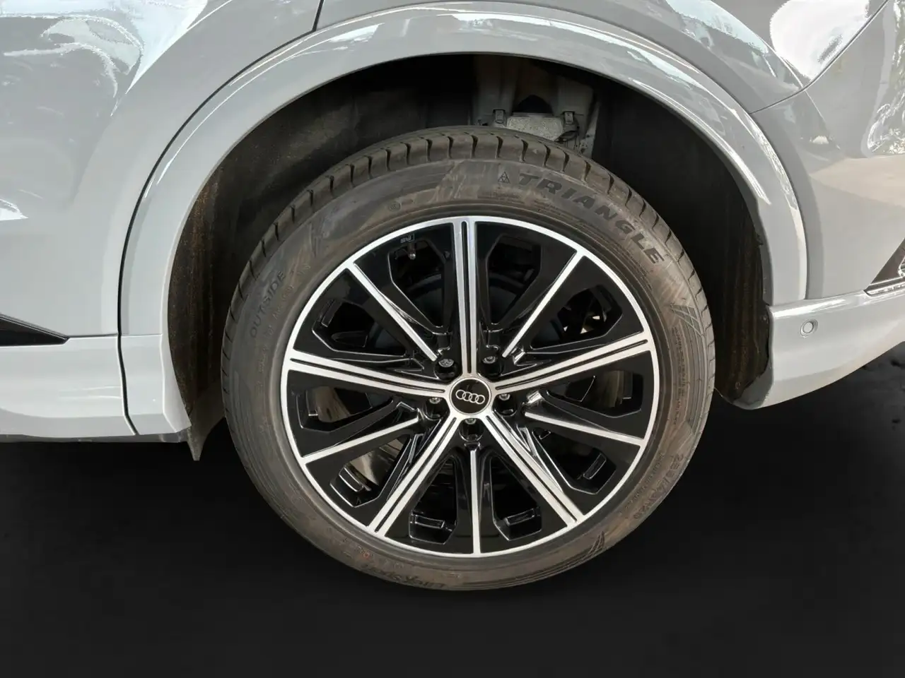 Audi Q4 e-tron снимка Audi Q4 e-tron