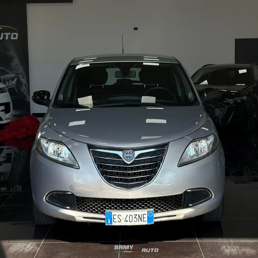 Lancia Ypsilon 1.3 mjt Gris - 1