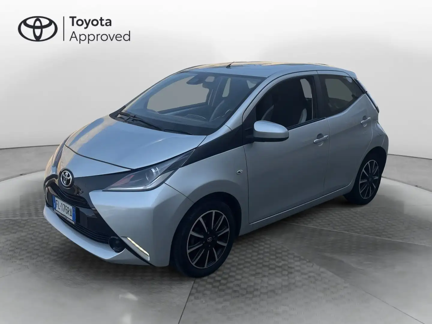 Toyota Aygo Aygo 1.0 VVT-i 69 CV 5 porte x-play TSS Szary - 1