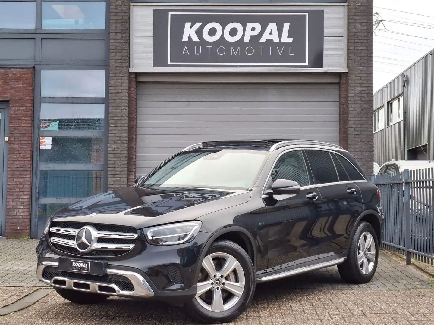 Mercedes-Benz GLC 300 300e 4MATIC Premium | Panoramdak | Trekhaak | Deal Zwart - 1