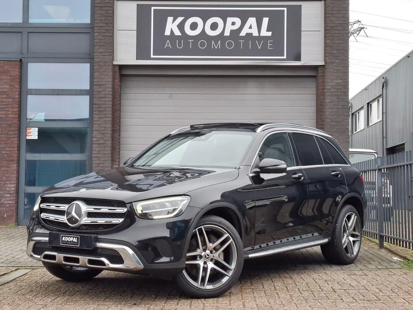 Mercedes-Benz GLC 300 300e 4MATIC Premium | Panoramdak | Trekhaak | Deal Noir - 1