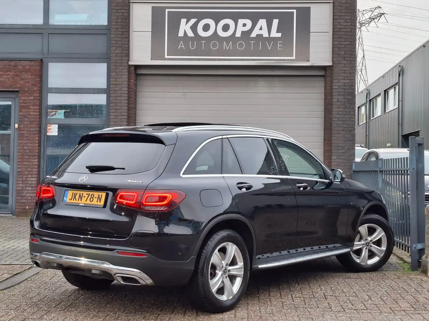 Mercedes-Benz GLC 300 300e 4MATIC Premium | Panoramdak | Trekhaak | Deal Zwart - 2