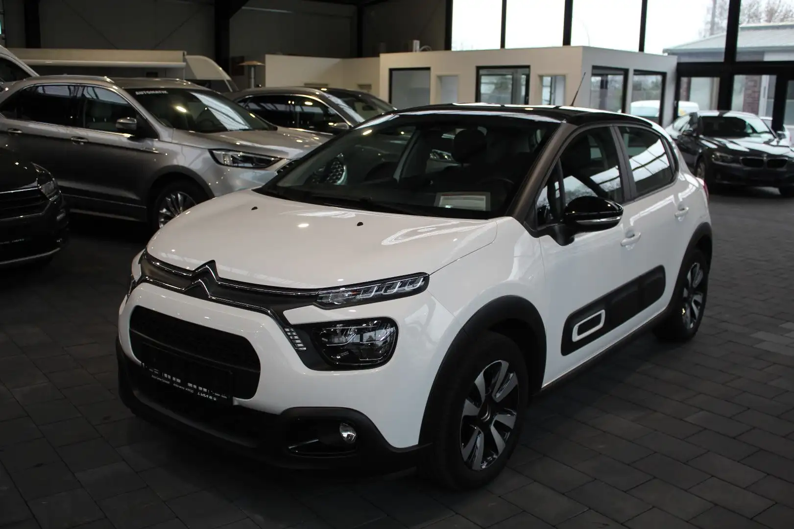 Citroen C3 1.2 PureTech Shine  (NAVI) Weiß - 1