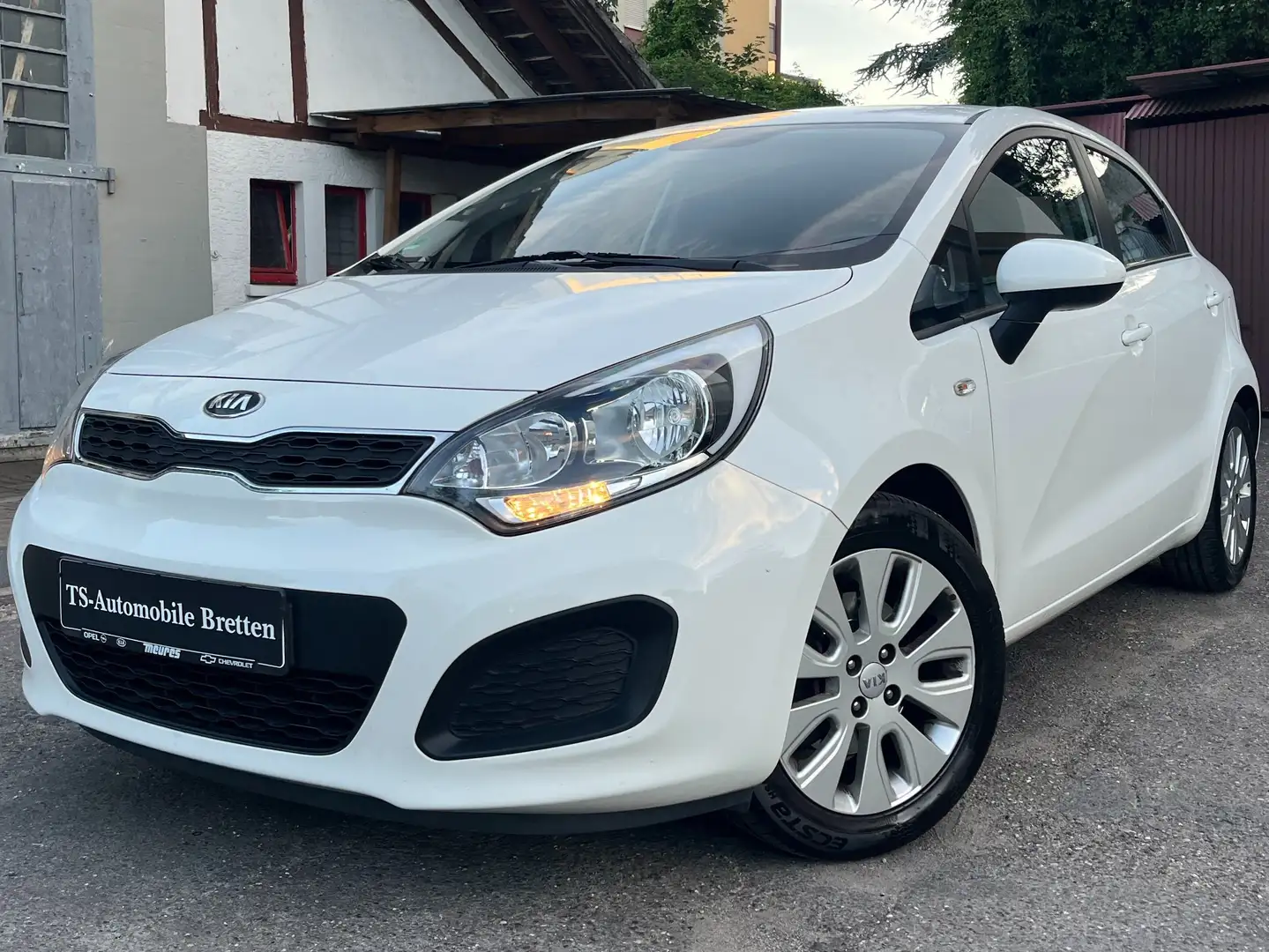 Kia Rio Edition 1.Hand,TÜV:1/2027,Klima,8-fach Bereift Weiß - 1