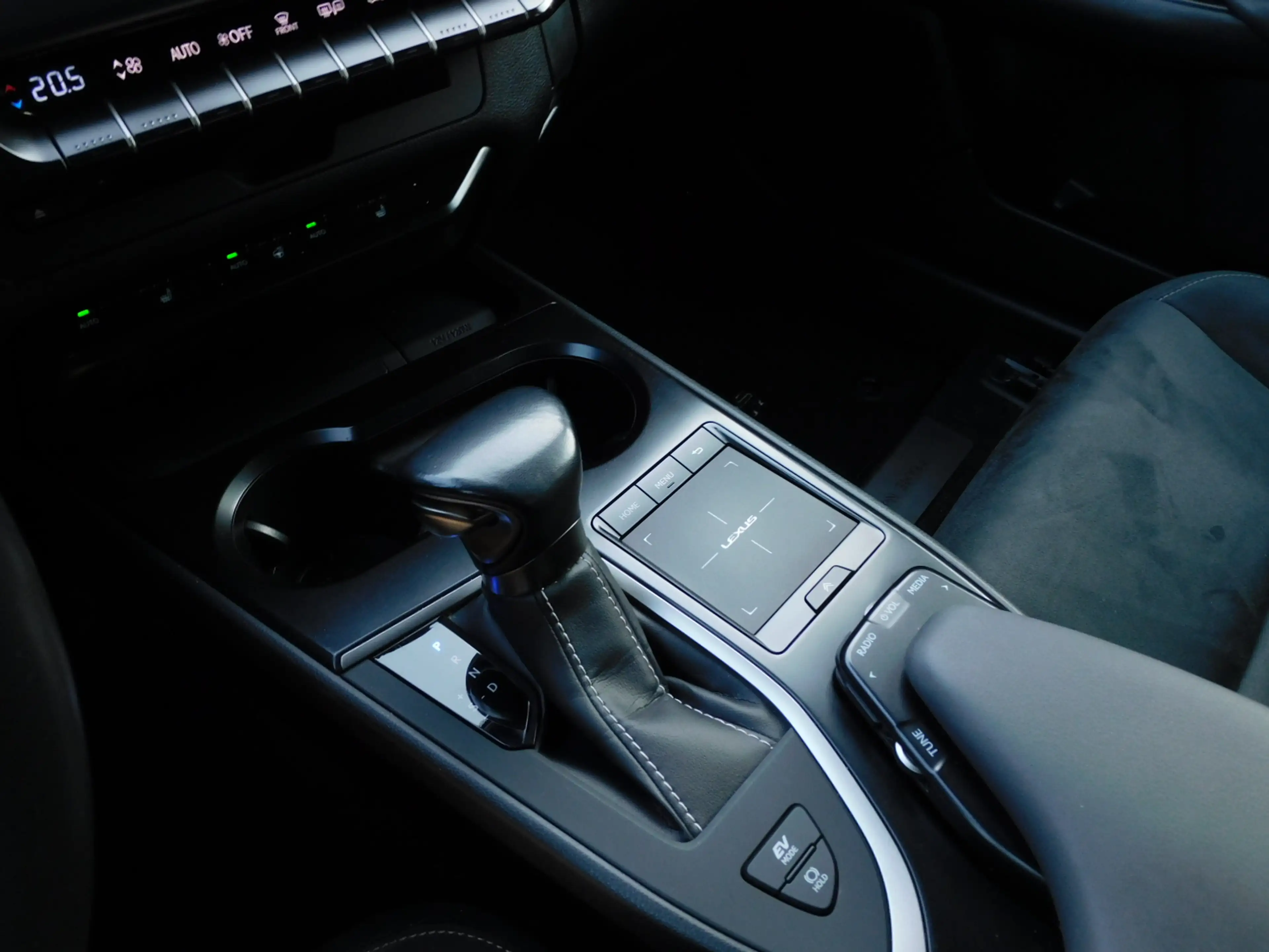 Lexus UX 250h Business Line TOPSTAAT! DEALER ONDERHOUDEN! CARPLA — photo 25
