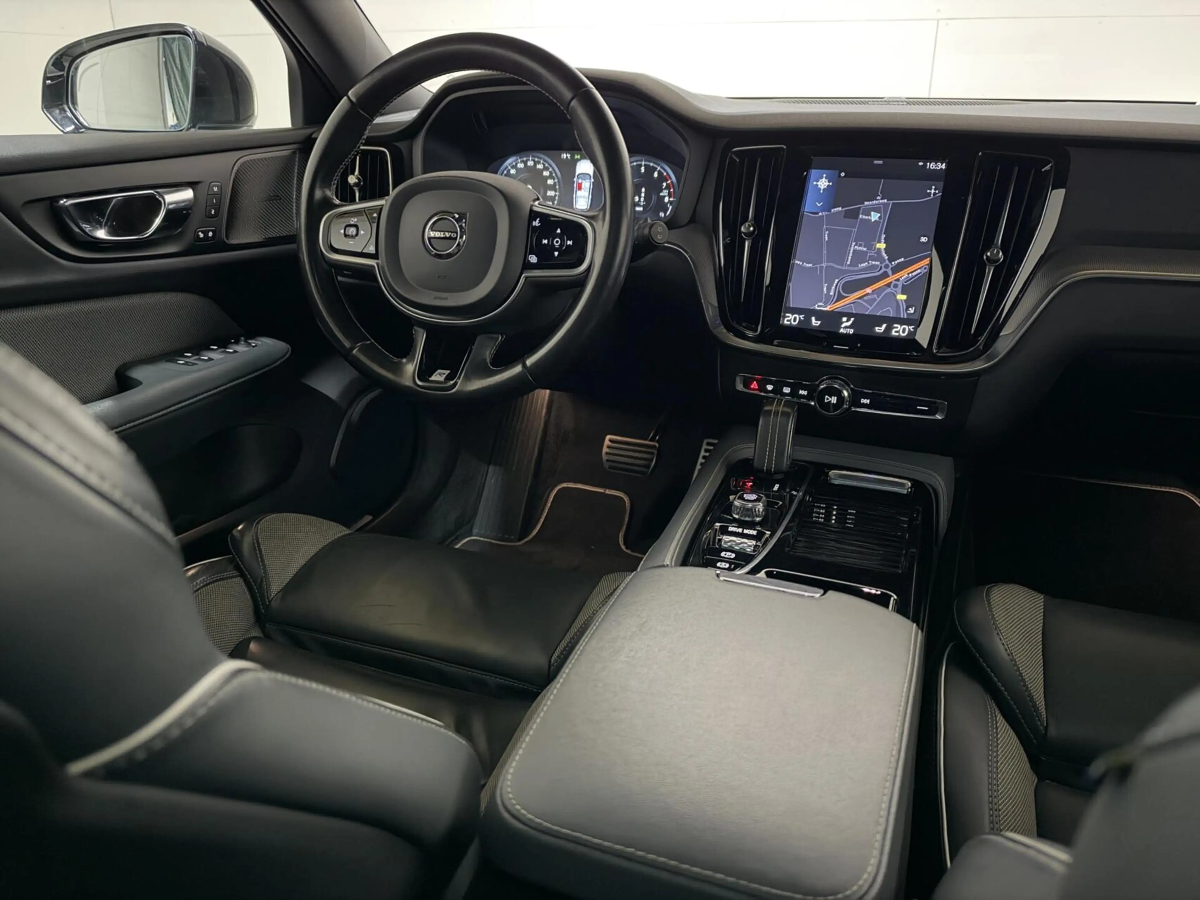 Volvo V60 2.0 T8 Twin Engine AWD R-Design Pano H/K 360° HUD — photo 25