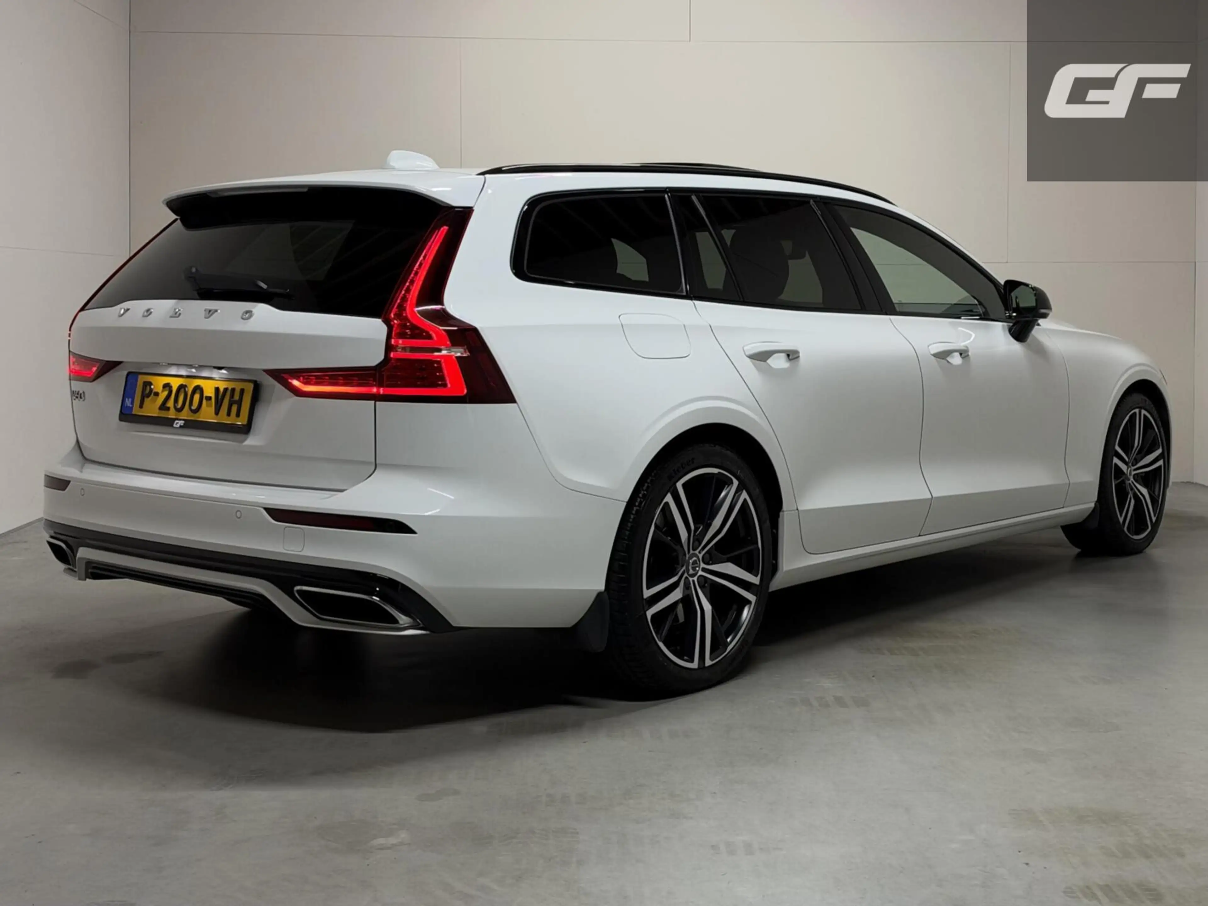 Volvo V60 2.0 T8 Twin Engine AWD R-Design Pano H/K 360° HUD — photo 4