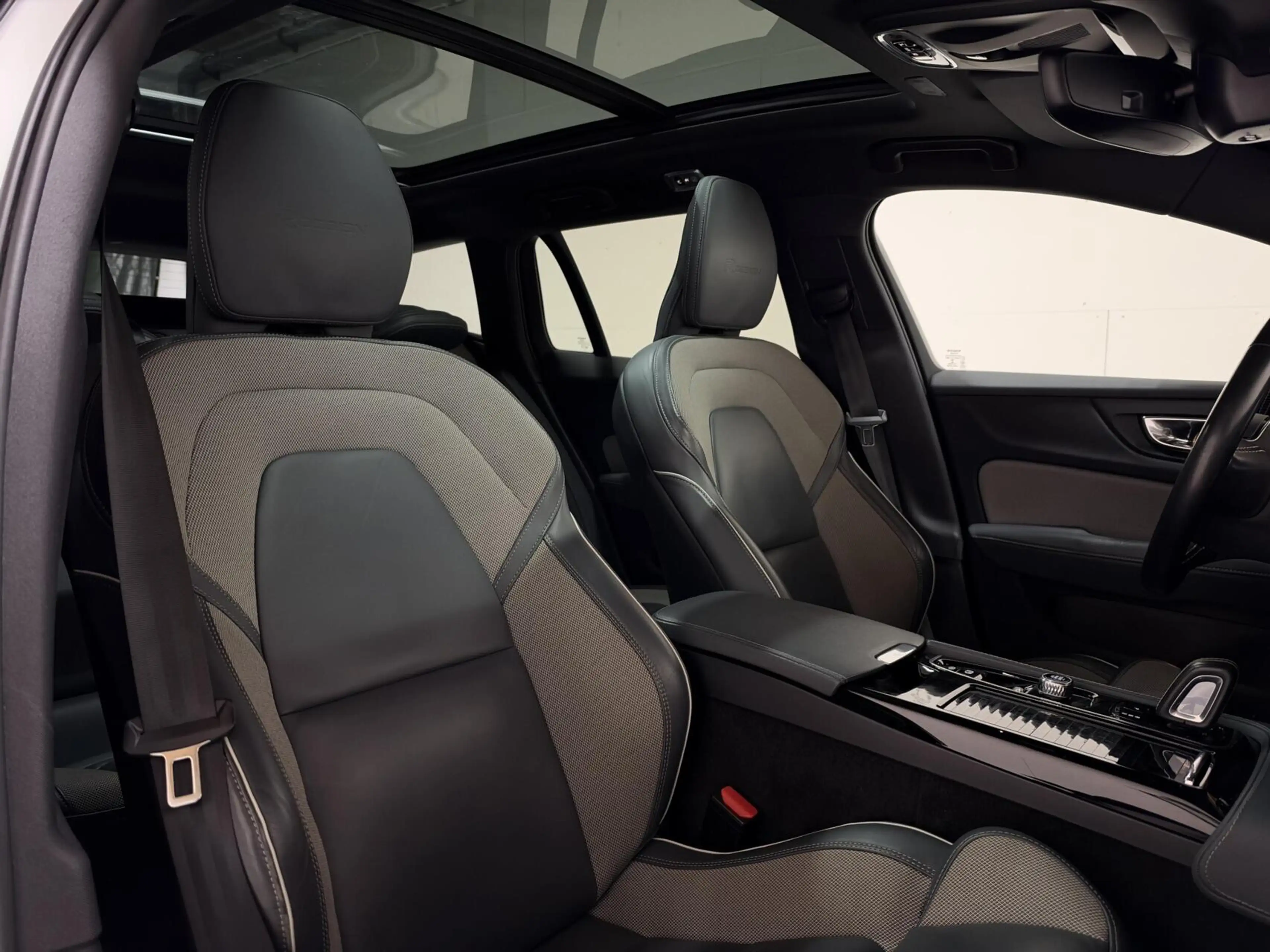 Volvo V60 2.0 T8 Twin Engine AWD R-Design Pano H/K 360° HUD — photo 19