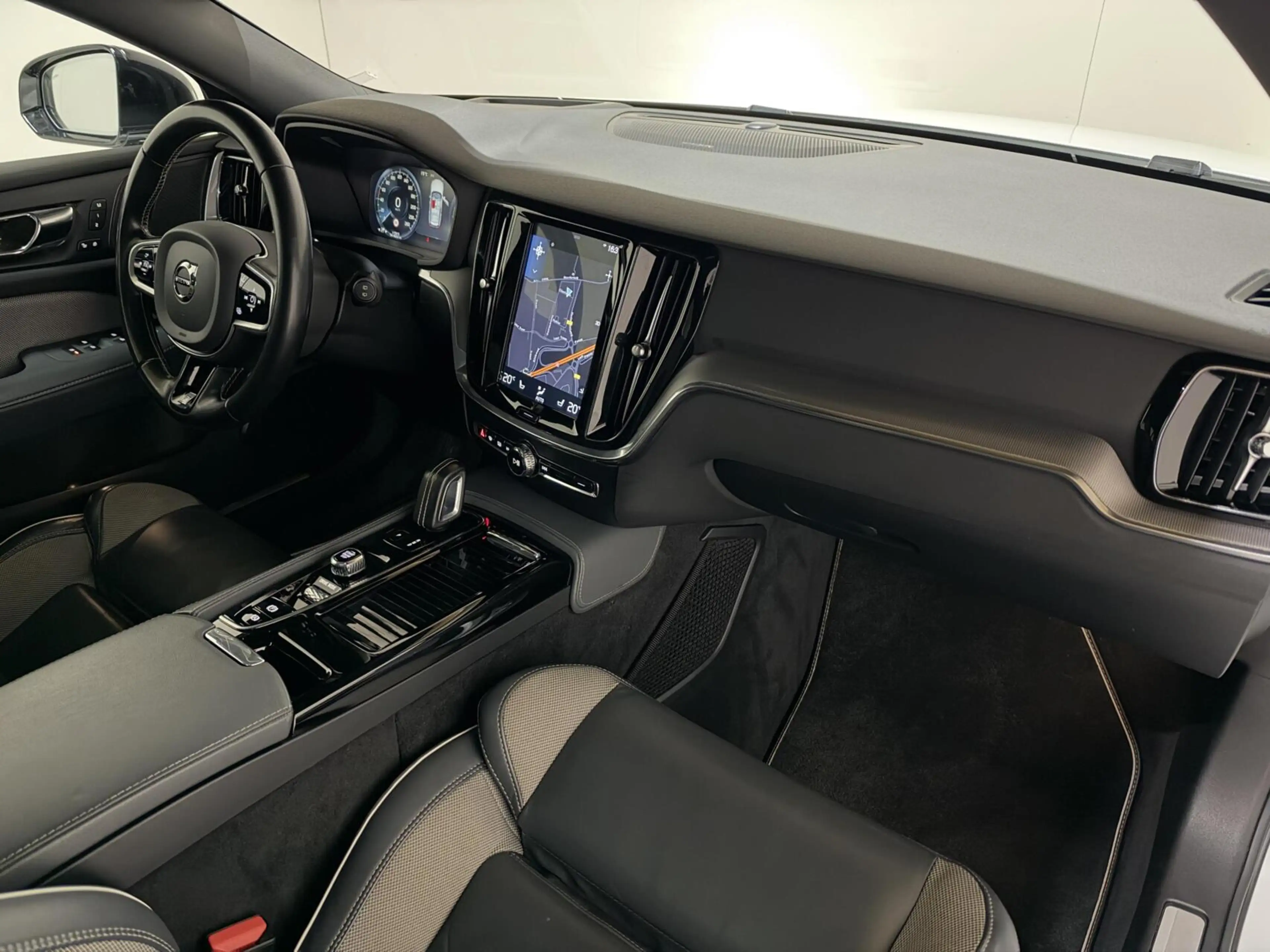 Volvo V60 2.0 T8 Twin Engine AWD R-Design Pano H/K 360° HUD — photo 17