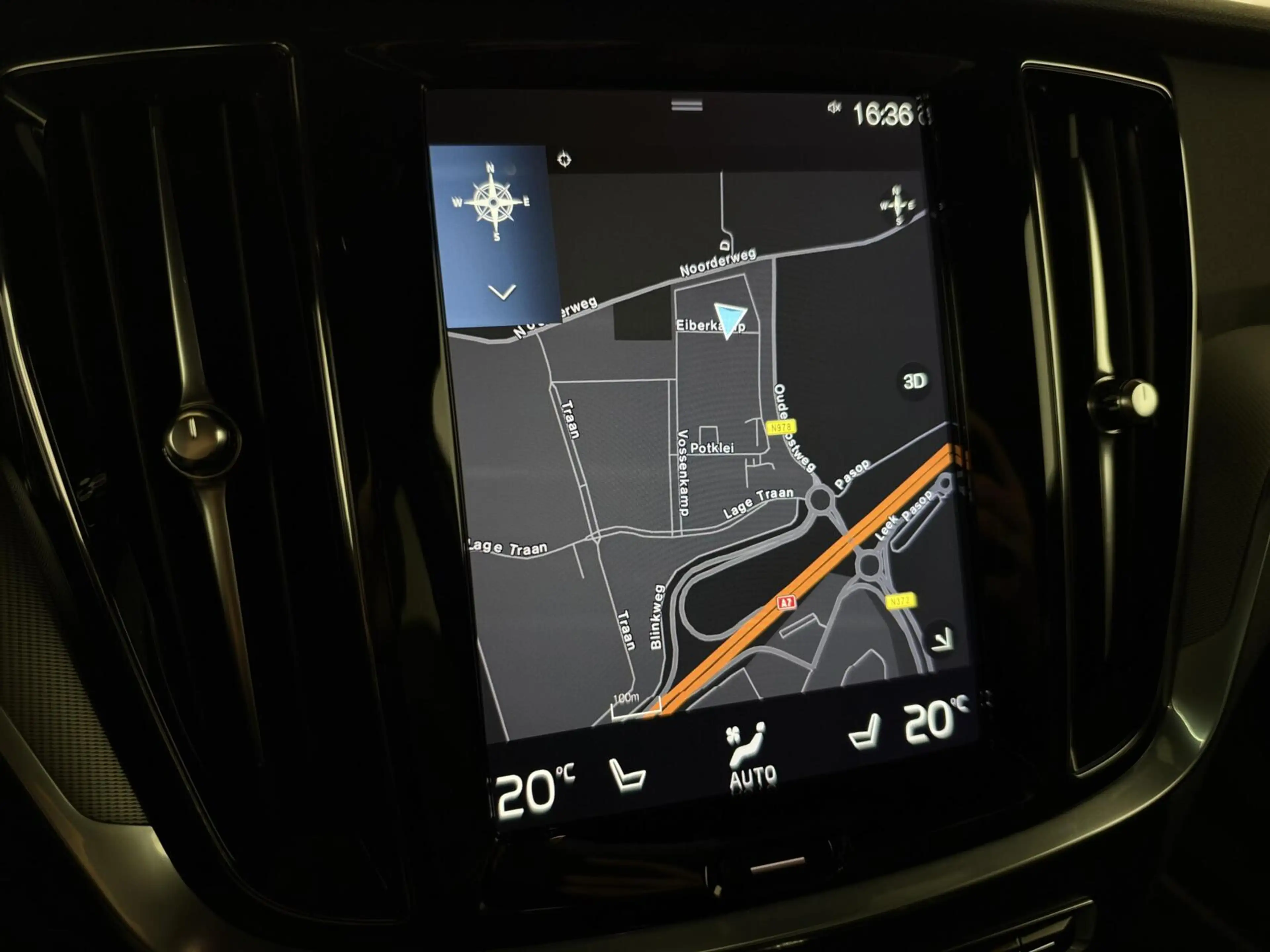 Volvo V60 2.0 T8 Twin Engine AWD R-Design Pano H/K 360° HUD — photo 39