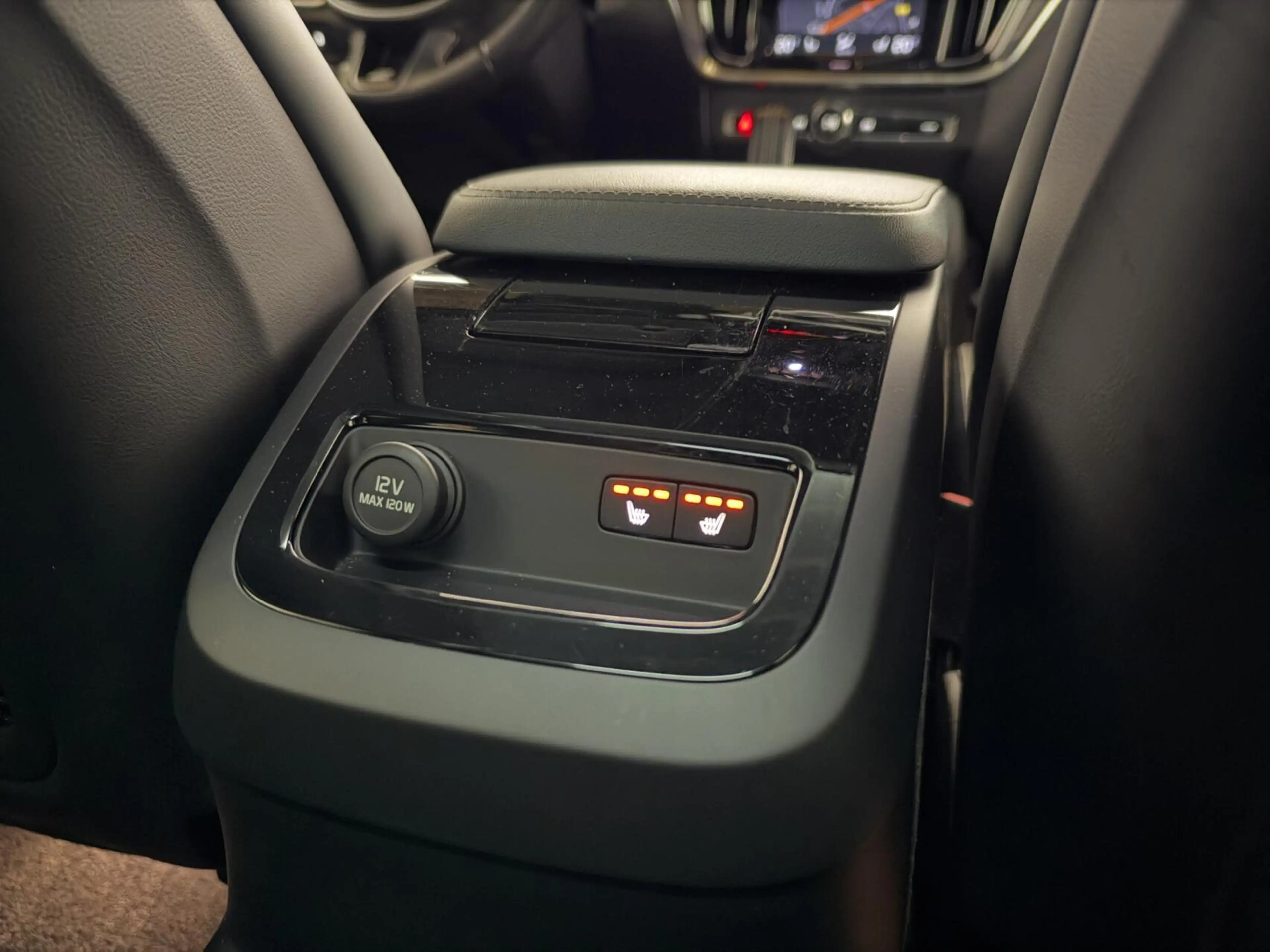 Volvo V60 2.0 T8 Twin Engine AWD R-Design Pano H/K 360° HUD — photo 24